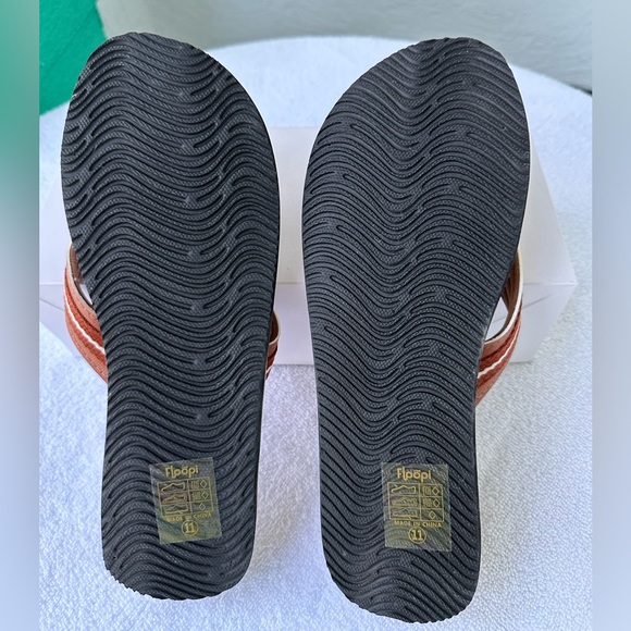 Floopi Zoey NWOT Sandals Thongs Size 11 Flip Flop Brown Tan - Picture 6 of 12